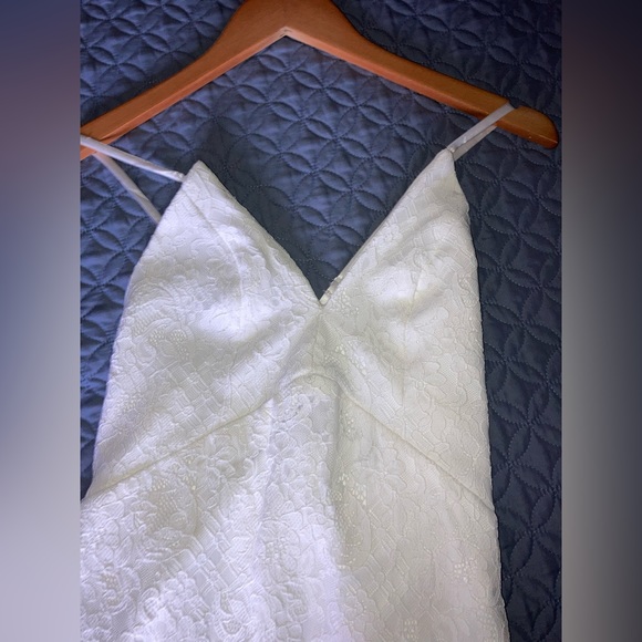 Lulu’s lace gown - Picture 5 of 11